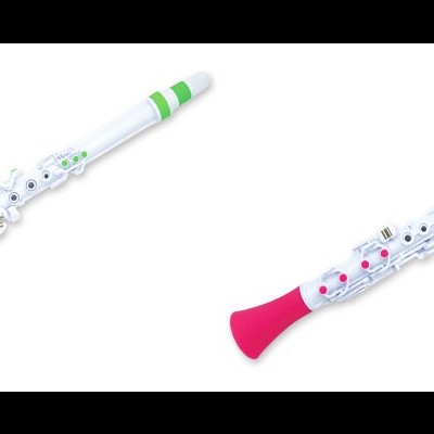 Quatro clarinetes de brinquedo coloridos sobre fundo branco