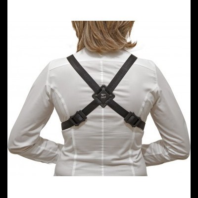 Pessoa de costas com camisa branca e corrector de postura preto