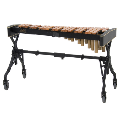 Marimba com teclas de madeira castanhas e estrutura preta com rodas