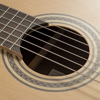 Guitarra acústica de madeira clara vista de perto