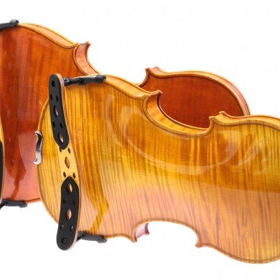 Duas violinas de madeira com queixos pretos sobre fundo branco