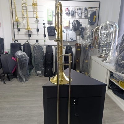 Trombone dourado exposto em loja de instrumentos musicais.