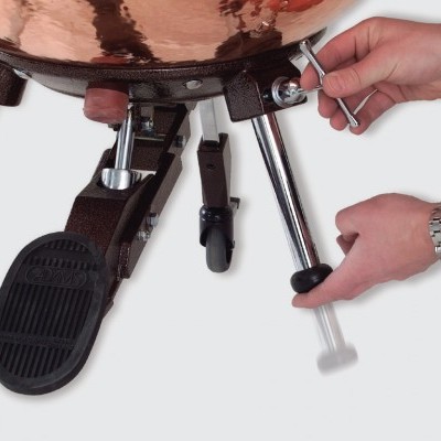 Ajuste de parte metálica de instrumento de cobre com pedal de borracha e roda