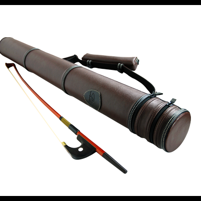 Estojo de couro castanho cilíndrico com arco de violino ao lado