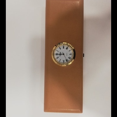 Relógio de bolso ou estojo castanho com mostrador redondo branco e moldura dourada