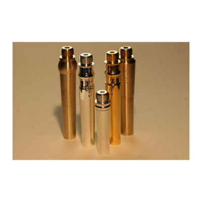 Cinco cilindros metálicos rosqueados em dourado e prata sobre superfície clara