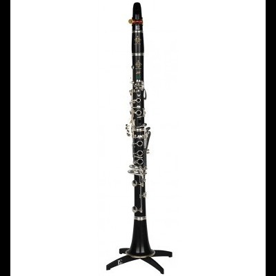 Clarinet preto com chaves prateadas em suporte preto