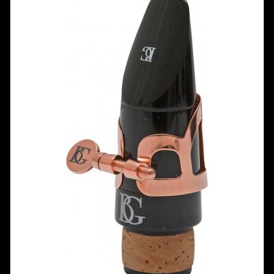 Boquilha preta para instrumento musical com abraçadeira metálica cor cobre e rolha de cortiça