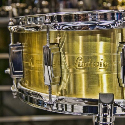 Bateria de caixa dourada Ludwig com ferragens cromadas