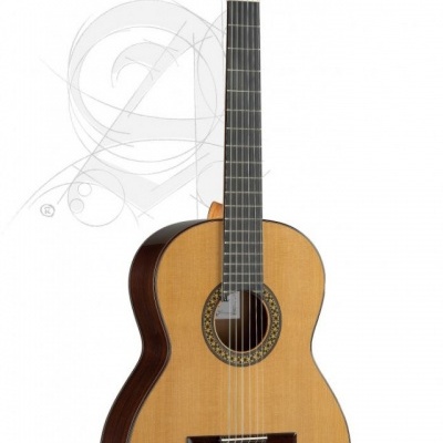 Guitarra clássica de madeira clara com laterais escuras e roseta decorativa colorida