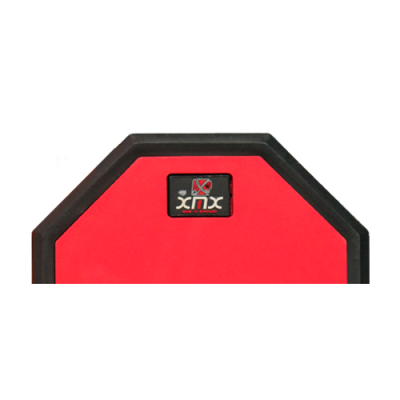 Tapete vermelho com borda preta e logótipo xnx