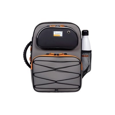 Mochila cinza com bolsos e garrafa na lateral