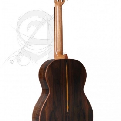 Violão clássico de madeira visto pelo verso