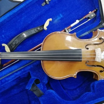 Violino castanho em estojo azul royal com arco
