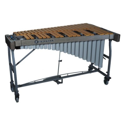 Marimba Bergerault com teclas de madeira e tubos metálicos cinzentos sobre estrutura preta com rodas