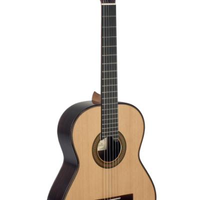 Guitarra clássica em madeira clara e escura com seis cordas