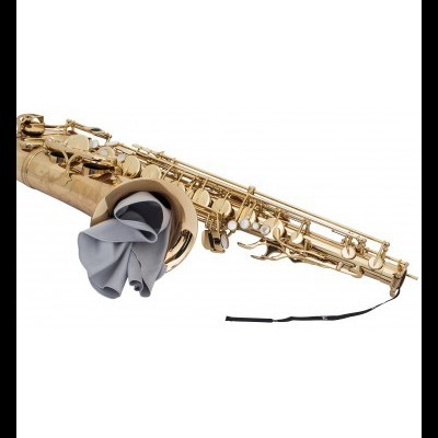 Saxofone tenor dourado com pano cinzento e correia preta