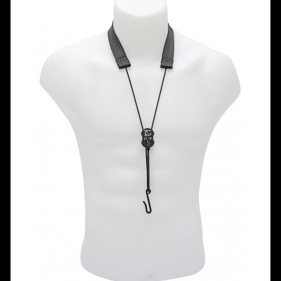 Colar preto com corda e fecho pendurado num manequim branco