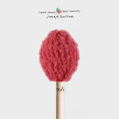 Baqueta de bateria com cabeça felpuda cor-de-rosa e texto acima