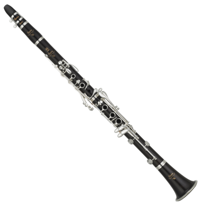 Clarinete preto com chaves prateadas e texto dourado