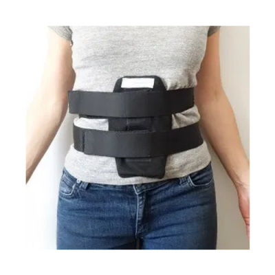 Cinta abdominal ortopédica preta ajustável numa pessoa