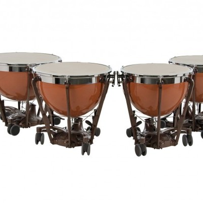 Quatro timbales metálicos cor bronze com suportes e rodas
