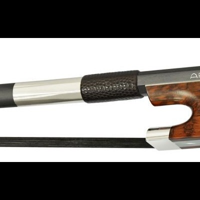 Arco para contrabaixo em madeira e metal com cerdas brancas