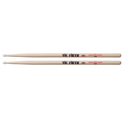 Par de baquetas claras de madeira com texto VIC FIRTH AMERICAN CLASSIC