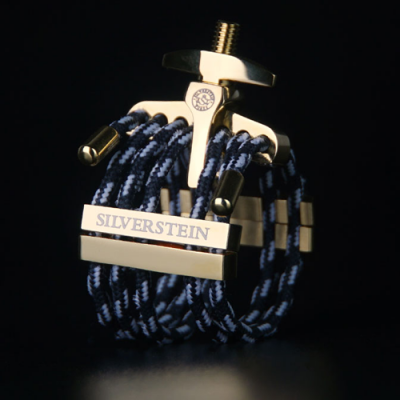 Produto metálico prateado com cordas trançadas azuis e pretas e inscrição SILVERSTEIN