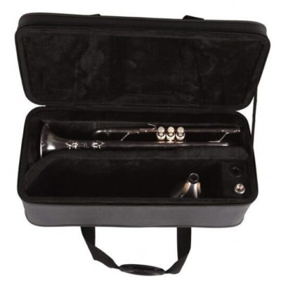 Trompete prateado em estojo preto acolchoado aberto