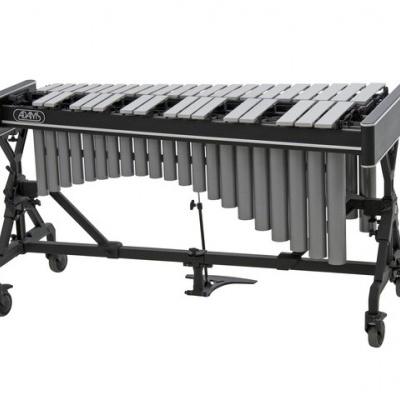 Marimba preta com teclas claras e suporte metálico com rodas