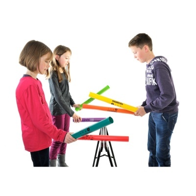 Crianças a tocar tubos musicais coloridos em fundo branco