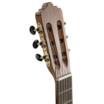 Cabeça de guitarra clássica em madeira clara com cravelhas douradas e pretas