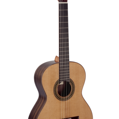 Guitarra clássica em madeira clara e escura com seis cordas