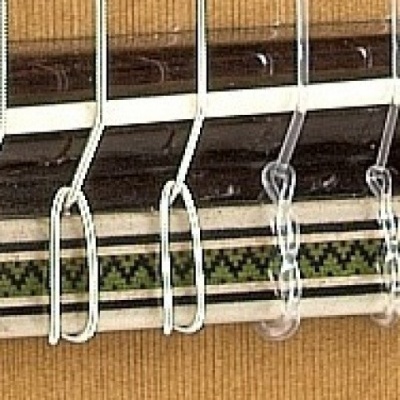 Persiana vertical bege com tiras e correntes para ajuste em fundo castanho