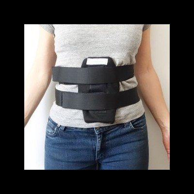 Cinta ortopédica preta ajustável na zona abdominal