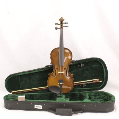 Violino de madeira castanho brilhante em estojo preto aberto com forro verde de veludo e arco