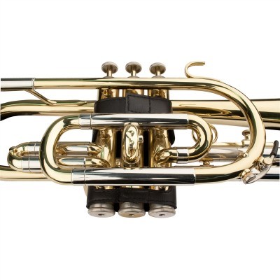 Corneta dourada em metal com três pistões sobre fundo branco