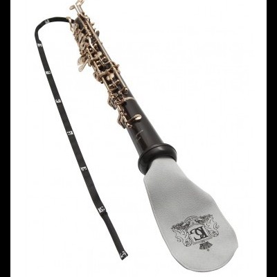 Clarinete preto com palheta e fita de medição