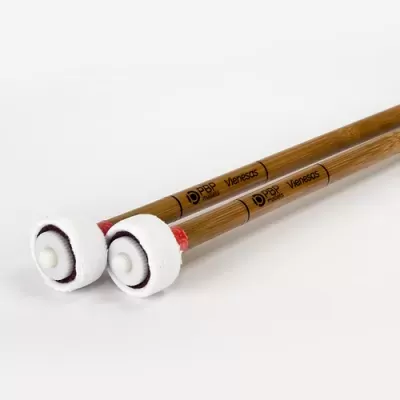 Baquetas de madeira com cabeças brancas acolchoadas e texto impresso