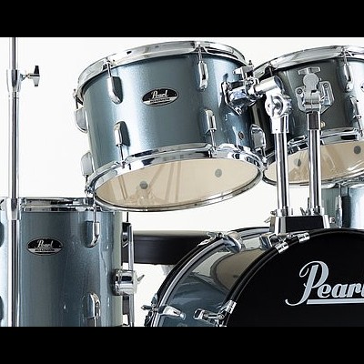 Bateria Pearl cinza e preta com vários tambores e logotipo
