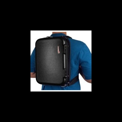 Mochila rígida preta com alças sobre t-shirt azul