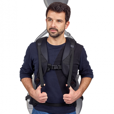 Homem com capa rígida cinza para violoncelo e alças acolchoadas