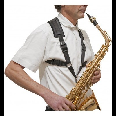 Homem com suporte para saxofone e saxofone dourado
