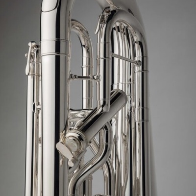 Instrumento musical eufónio de metal prateado com tubos curvados e válvulas