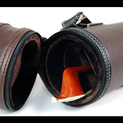 Estojo cilíndrico castanho aberto com cachimbo dentro