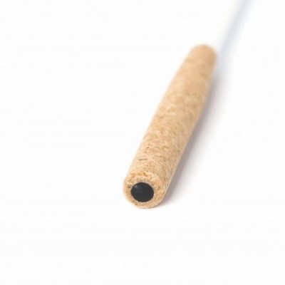 Cabo cilíndrico de cortiça com extremidade negra sobre fundo branco
