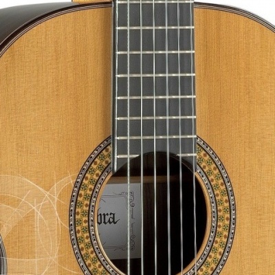 Guitarra clássica com tampo em madeira clara e roseta floral ao redor da boca