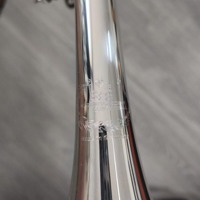 Trompete em metal prateado com gravação B&S Made in Germany