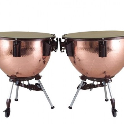 Par de tímpanos de cobre brilhante em suportes metálicos com rodas